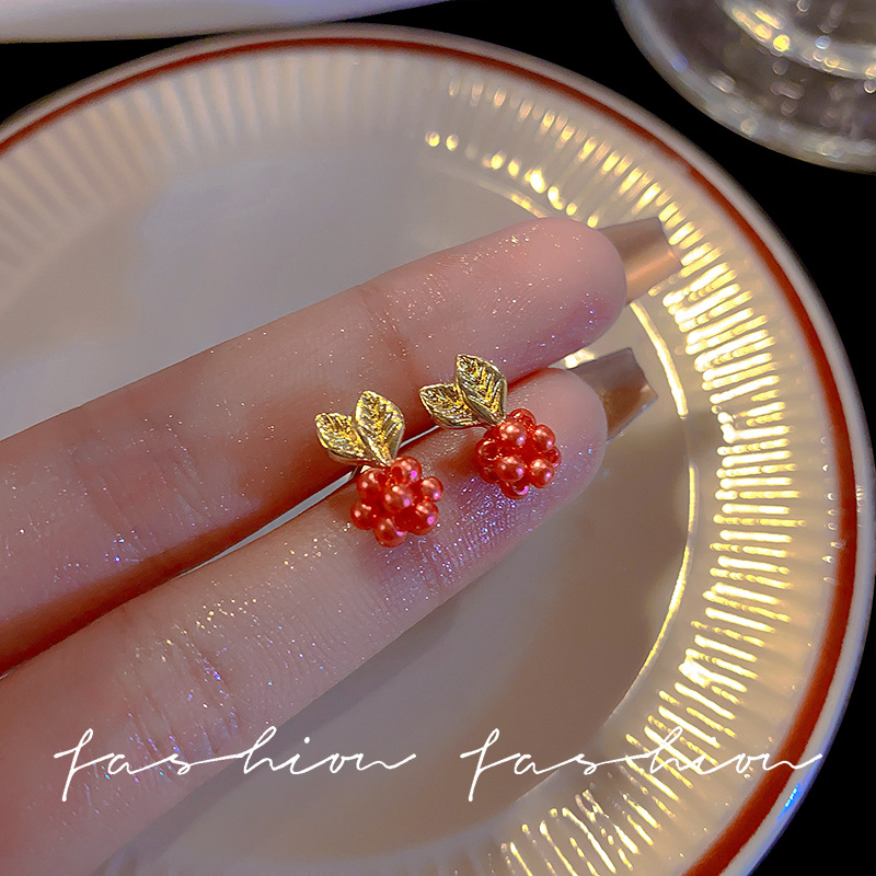 Retro red raspberry cute fruit earrings, high-end small and exquisite stud earrings, 925 silver needle Japanese-style girl earrings full figure