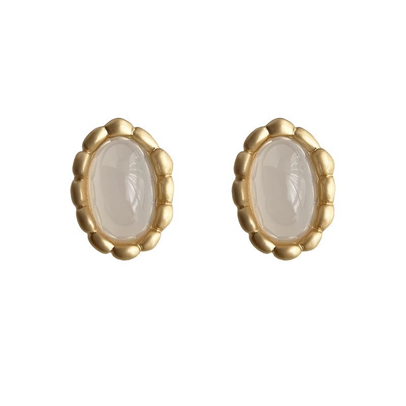 French retro and elegant stud earrings for women, golden oval lace geometric earrings, niche design, fashionable earrings Item Picture