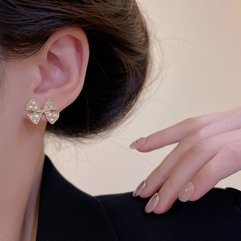 French retro bow pearl stud earrings with a delicate fragrance style, exuding a sense of sophistication, exuding a niche charm, and being a light luxury and exquisite accessory for women Application Scenario