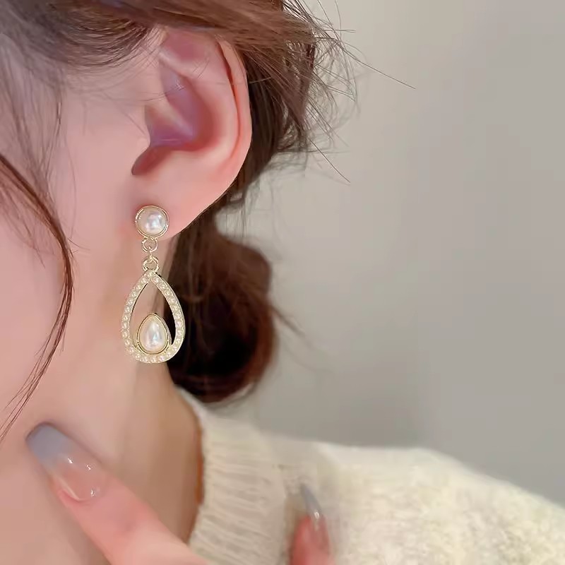 Hong Kong-style retro teardrop-shaped pearl stud earrings for women, light luxury, fashionable and high-end look, simple and elegant earrings Specification drawing
