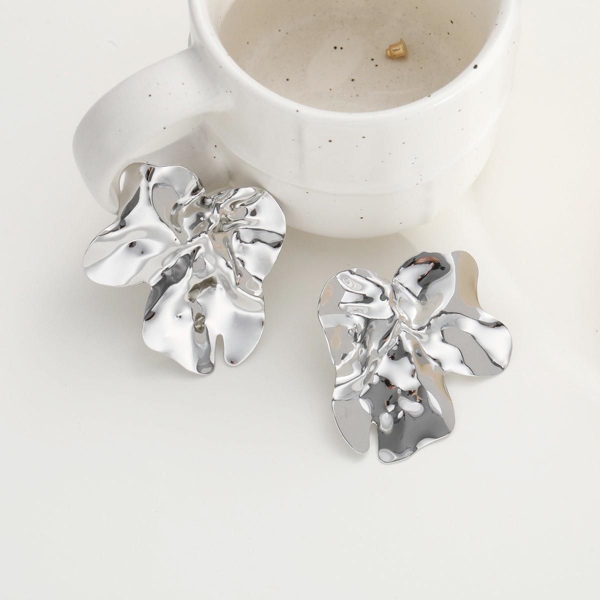 The trendy Instagram cold metal irregular pleated earrings for women, shein, are a cross-border bestseller with a simple and elegant style Application Scenario