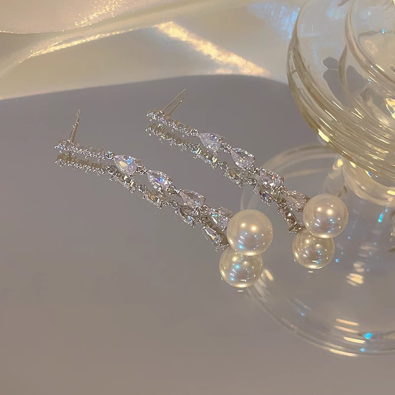 Super Flash Zircon elegant stud earrings for women, light luxury, retro fashion, high-end sense earrings, niche design, unique and versatile earrings Application Scenario