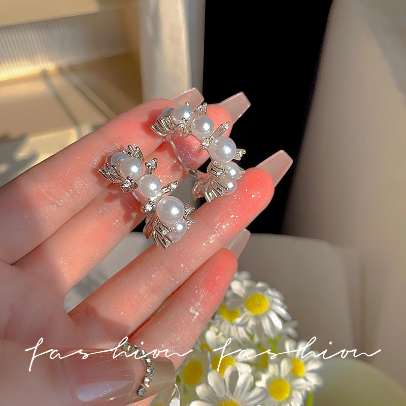 The circle pearl earrings are a niche design with a light luxury and high-end feel. They are a new type of women's earrings with a unique personality and a French retro style Specification drawing