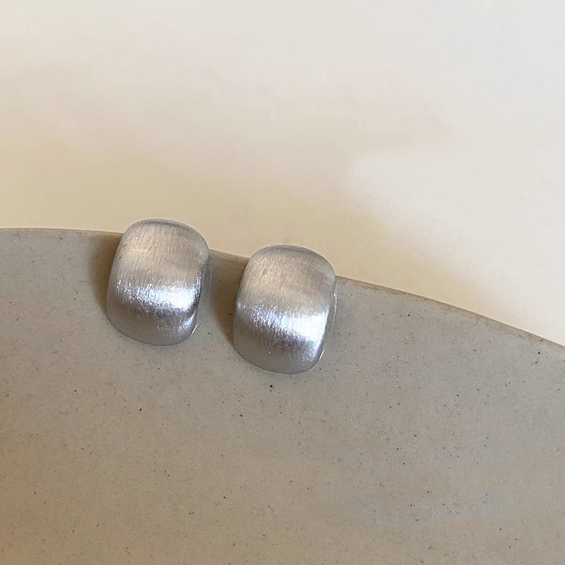 Brushed matte curved stud earrings for women, retro Hong Kong style earrings, new autumn and winter niche design, versatile earrings Application Scenario