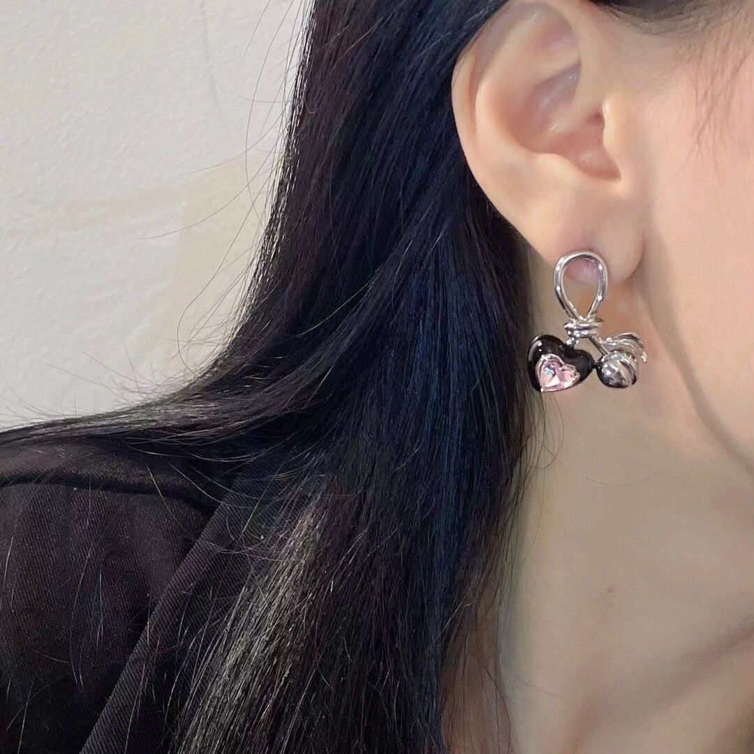 The new sweet cherry earrings exude a girlish charm, with a unique and sweet style. The stud earrings feature a French design and a heart-shaped look, making them the same as the popular online earrings Application Scenario