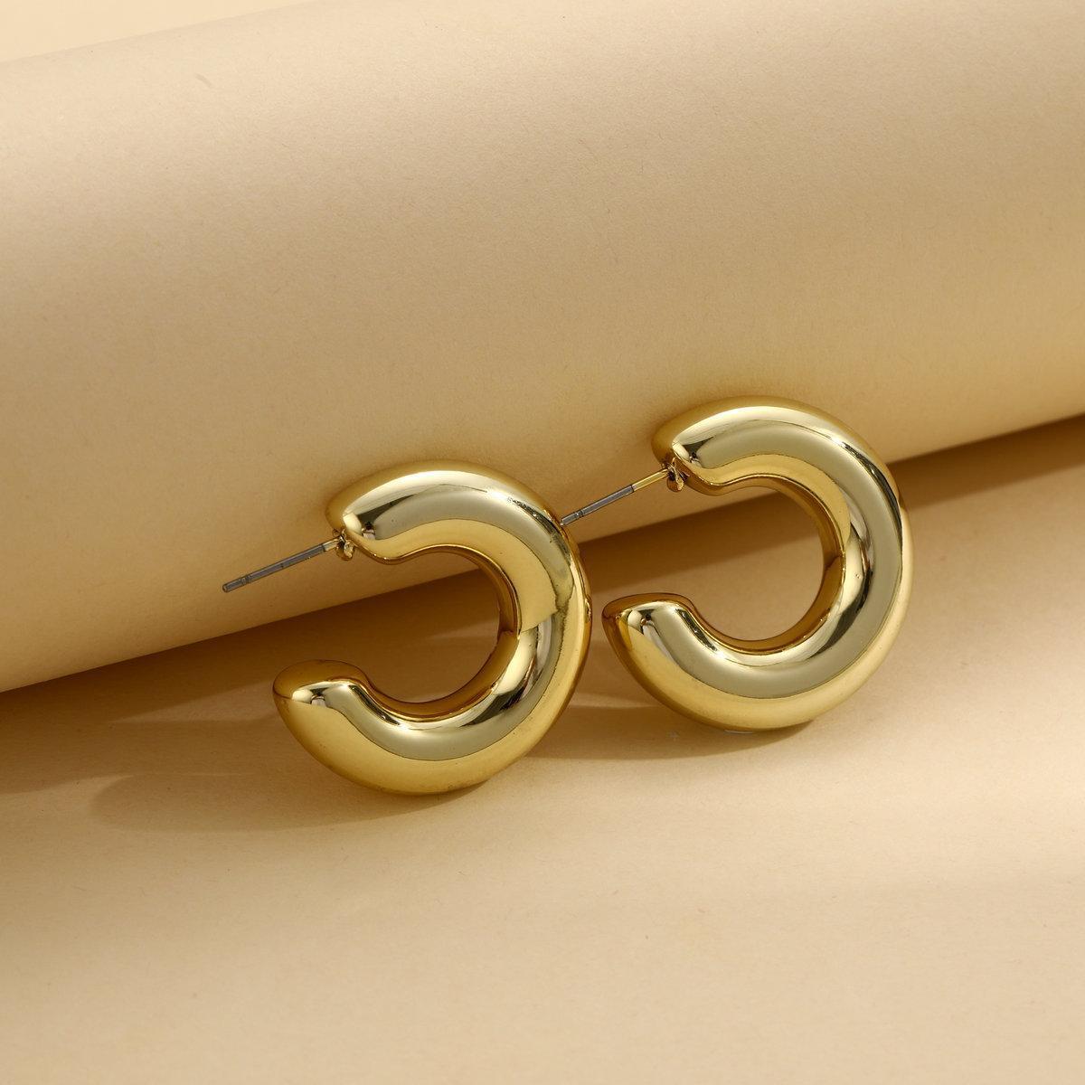 The frosted gold C-shaped earrings, a popular cross-border bestseller from Europe and America, are creative, simple, metallic and personalized. They are basic ear rings for women Specification drawing