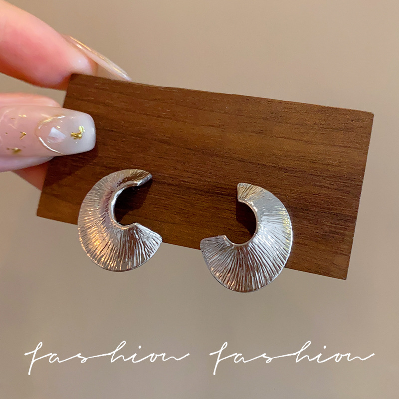 European and American exaggerated metal hammer pattern silver earrings for women, with a niche design sense, high-end cold style, individual temperament and trendy earrings Specification drawing