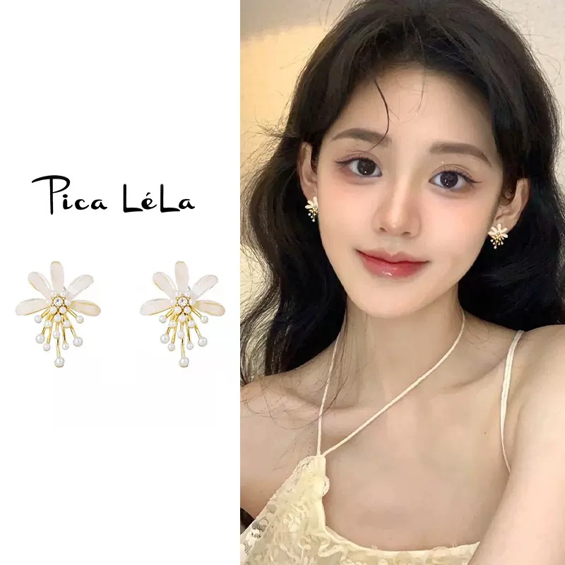 Fresh and delicate flower pearl stud earrings, fashionable Japanese and Korean style, trendy and stylish earrings, S925 silver needle small earrings full figure