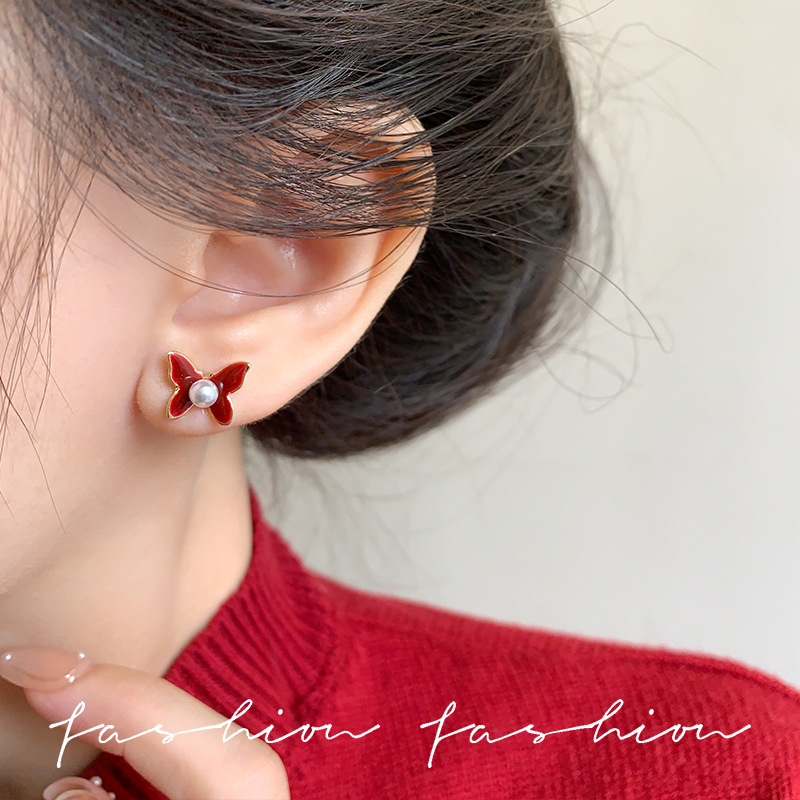 Reddish-brown oil-dripping bow stud earrings for women, retro and light luxury pearl earrings, sweet and elegant, small and exquisite earrings Application Scenario