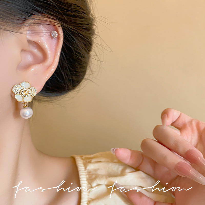 Exquisite micro-inlaid white flower earrings, women's pearl style versatile stud earrings, light luxury and high-end round face earrings new style Application Scenario