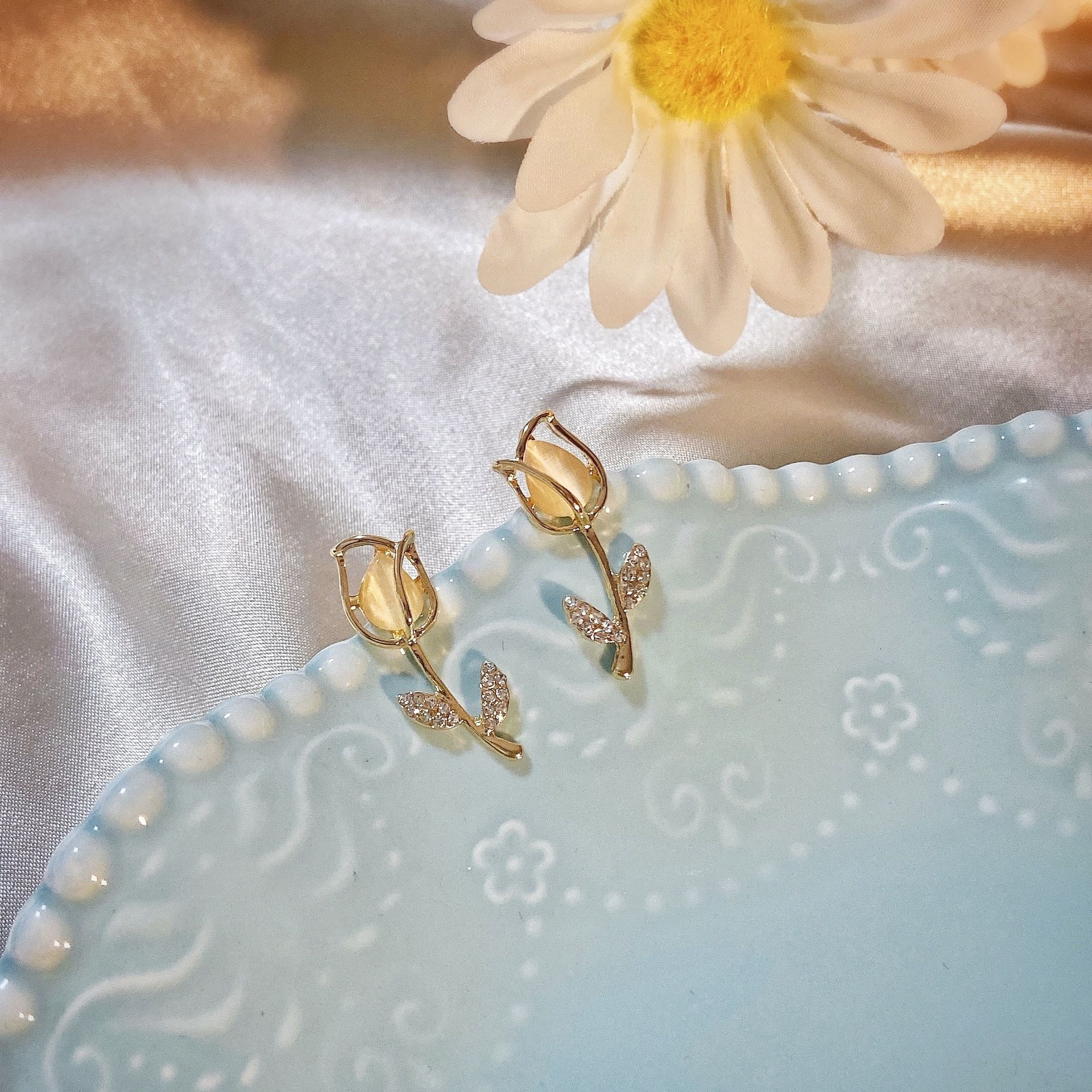 S925 Korean elegant silver needle tulip flower stud earrings, internet-famous elegant and stylish cat's eye stone earrings for women Application Scenario