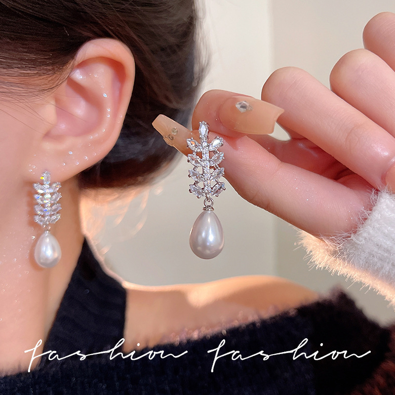 Exquisite zircon pearl stud earrings for women, a new fashion bestseller with a refined and elegant style. Light luxury, niche, unique and high-end earrings details Picture