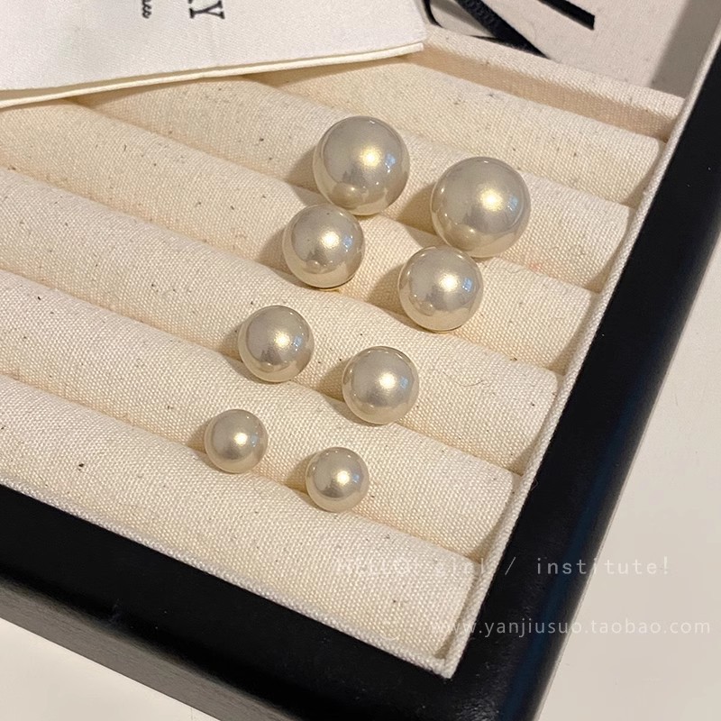 French retro champagne gold pearl stud earrings for women, light luxury, simple and fashionable, unique earrings, niche design, versatile earrings Application Scenario