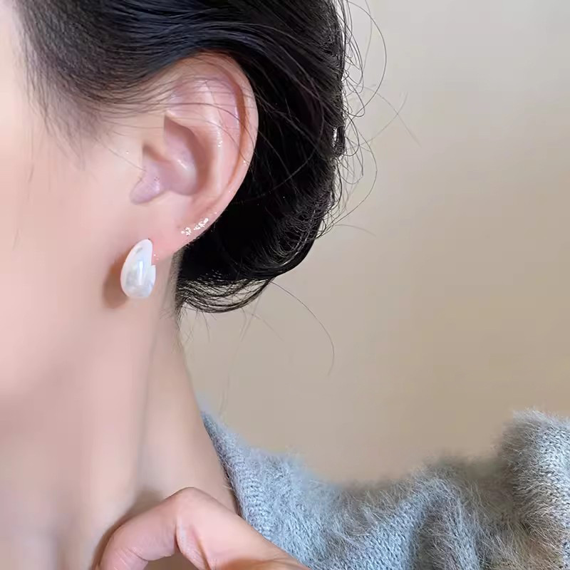 Retro style pearl C-shaped stud earrings for women, simple and versatile, high-end and elegant earrings, Hong Kong style and quality earrings wholesale Application Scenario