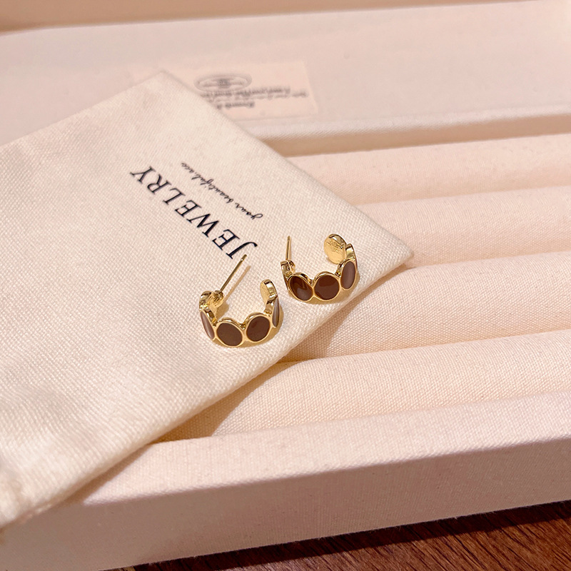 Hong Kong-style retro C-shaped circle stud earrings for women, light luxury, simple and high-end fashion earrings, niche design and elegant earrings Application Scenario