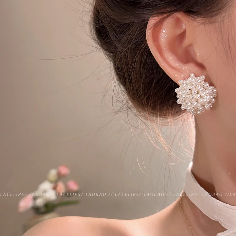 Exquisite pearl-woven floral stud earrings for women, a new 2025 bestseller, elegant earrings with a French high-end feel Application Scenario