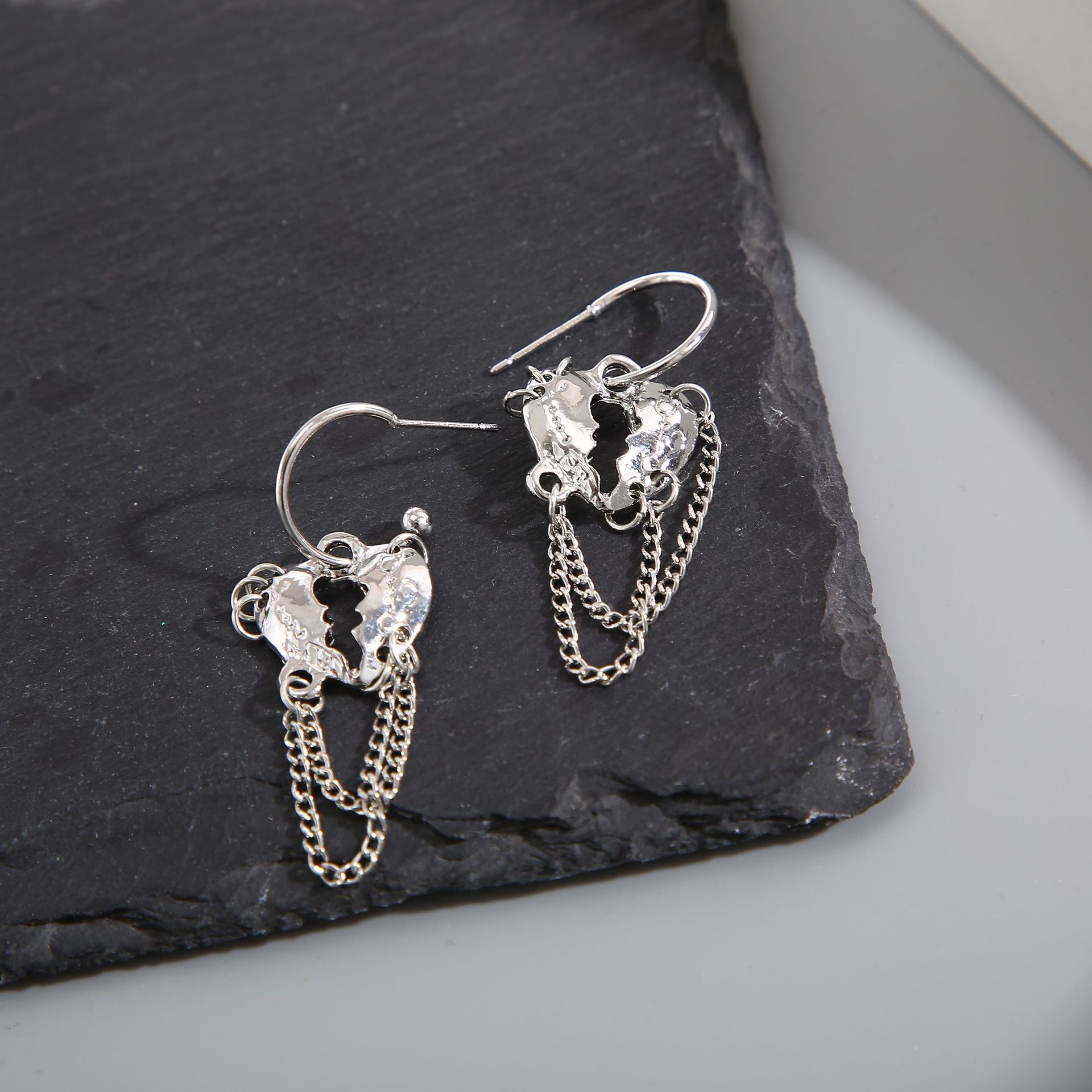 Cross-border creative retro design sense female split chain heart-shaped earrings, sweet and cool girl tassel stud earrings, metal ear buckles Specification drawing
