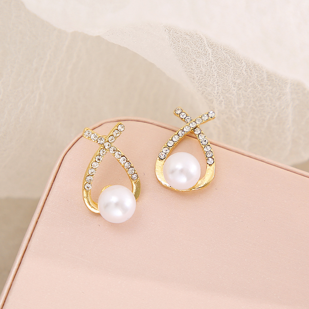 ins earrings: High-end, niche French retro pearl imitation earrings, creative, simple and elegant, with diamond-encrusted cross stud earrings Specification drawing