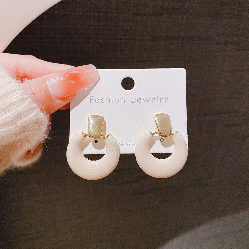 Wholesale of retro and simple stud earrings, oil-dripping geometric circle earrings for women, European and American ins fashion and high-end style earrings details Picture