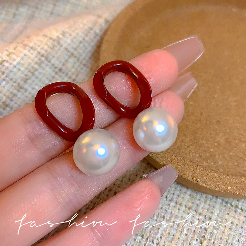 Autumn and winter retro Encore red pearl contrasting color earrings, Herben-style retro high-end commuter earrings, stud accessories full figure