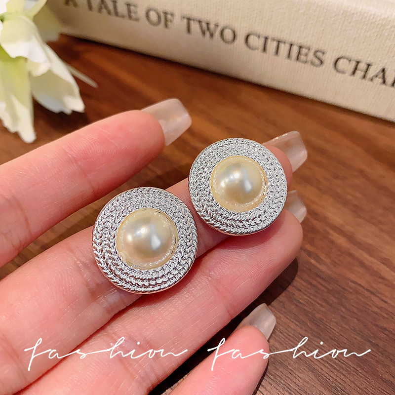 European and American high-end style heavy industry design zircon micro-inlaid large pearl stud earrings, unique and versatile, elegant oval artistic earrings full figure