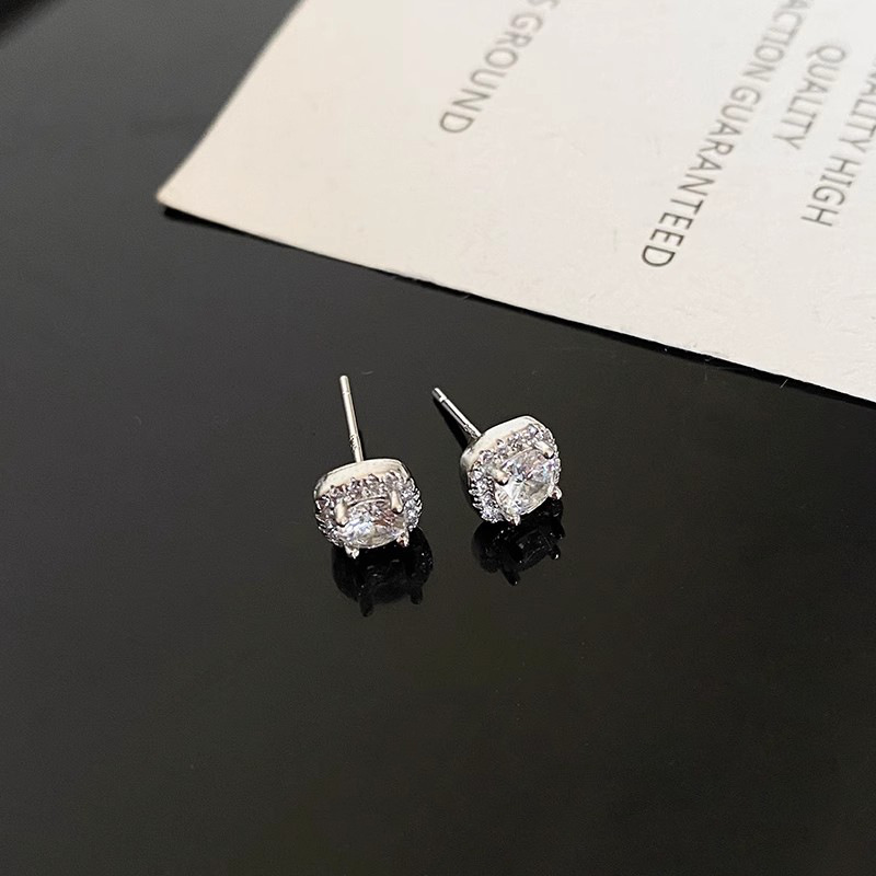 Exquisite and sparkling zircon stud earrings for women, simple, light luxury, fashionable and high-end earrings, autumn and winter atmosphere, niche and versatile earrings Application Scenario