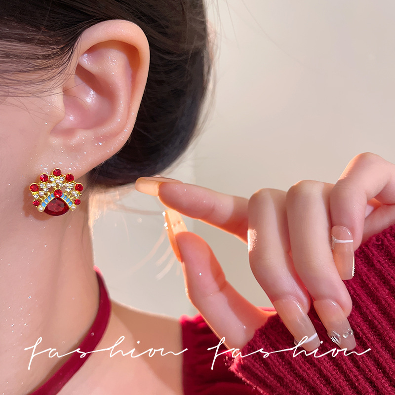 Wholesale of red flower actress and young actor ear studs, new Chinese-style cheongsam, Peking Opera mask earrings, high-end and festive pearl earrings Application Scenario