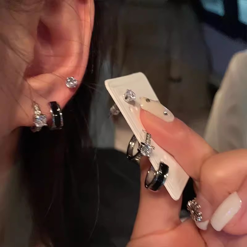 The minimalist, individualistic and cold style six-piece ear stud set features a niche design and a high-end, versatile earring style. The new 2024 earrings are a trend full figure