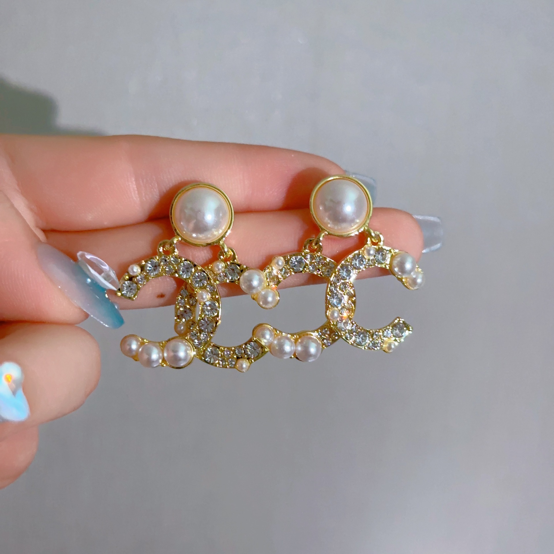 Letter high-end pearl earrings, Chanel style Double C fashionable retro earrings, elegant and mature woman light luxury earrings in stock Specification drawing