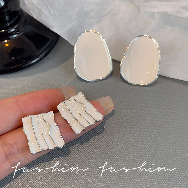 White textured square stud earrings for women, versatile, casual design, exaggerated, simple and elegant, new 2025 earrings full figure