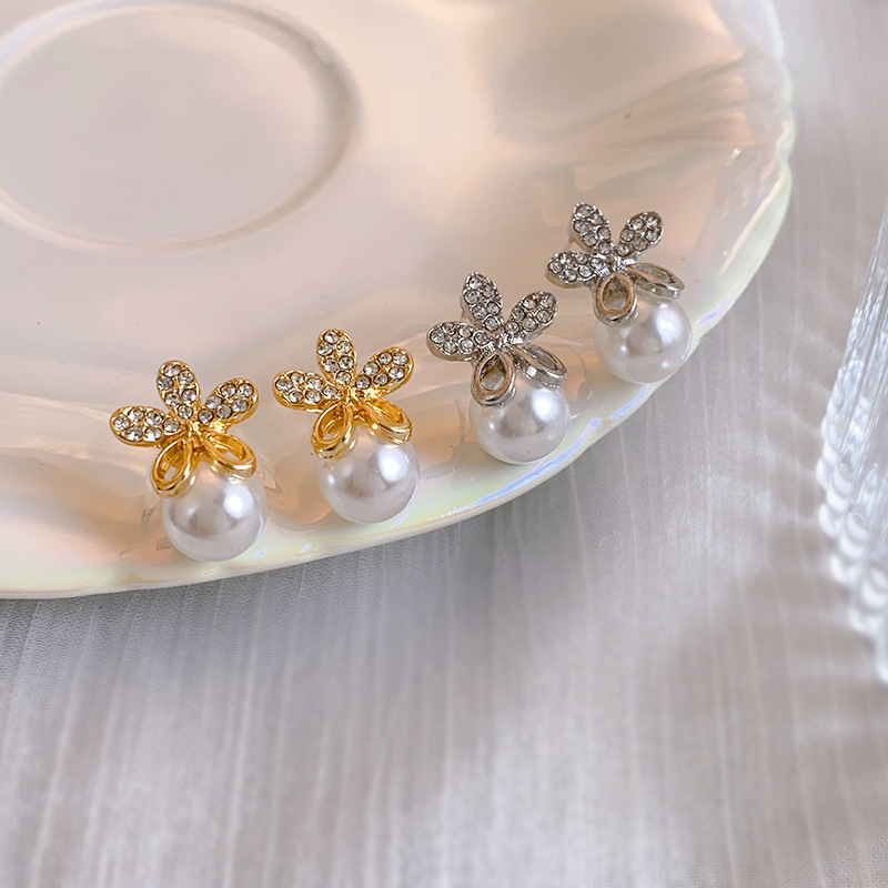 Flower water diamond pearl 925 silver needle earrings, sweet and unique design sense, stud earrings, versatile women's earrings wholesale full figure