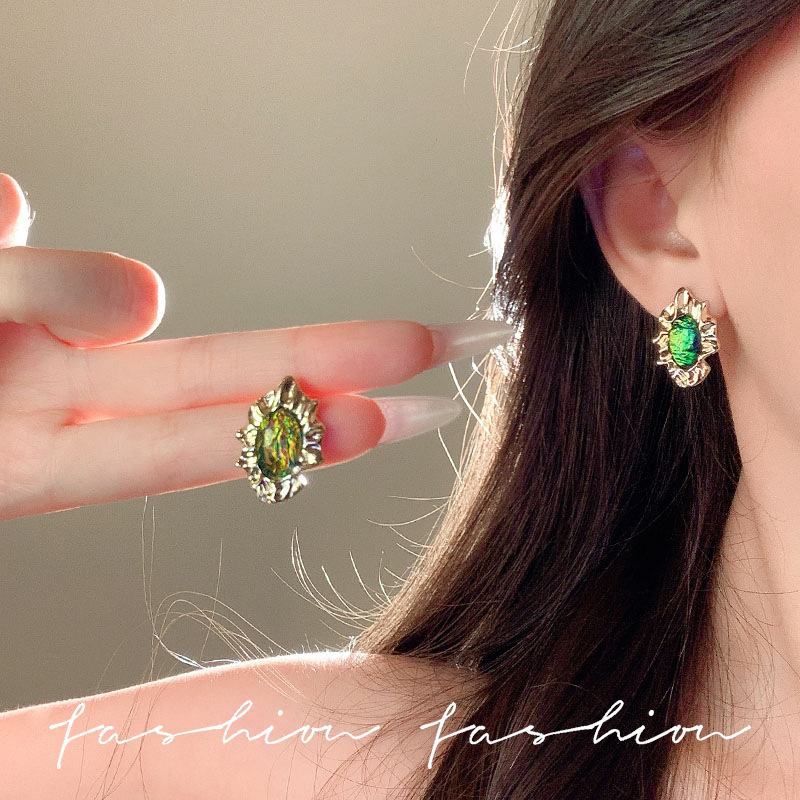 European and American court style vintage, retro style oil-dripping metal earrings, women's imitation emerald earrings details Picture