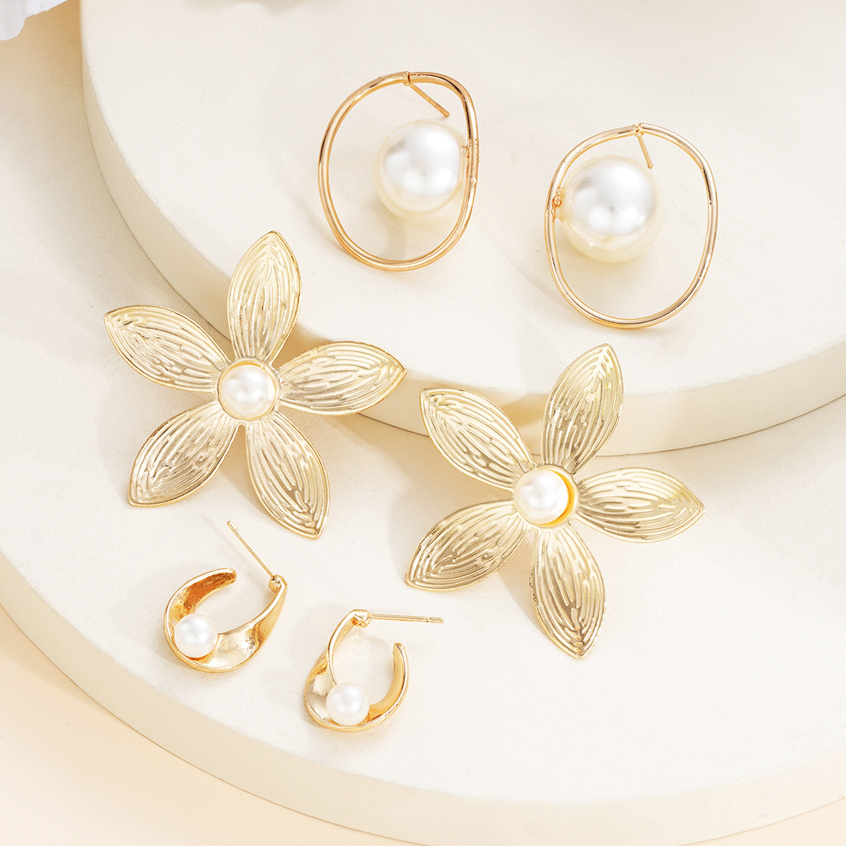 A set of 3-piece personalized and exaggerated flower-like pearl ear studs for cross-border trade from Europe and America, featuring fashionable and niche design and creative ear studs Specification drawing