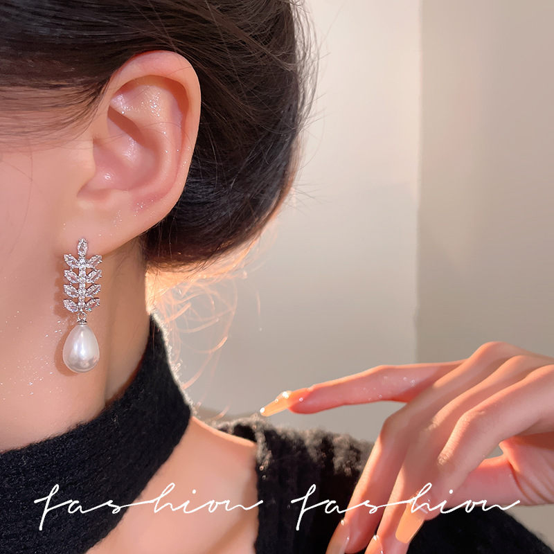 Exquisite zircon pearl stud earrings for women, a new fashion bestseller with a refined and elegant style. Light luxury, niche, unique and high-end earrings Application Scenario