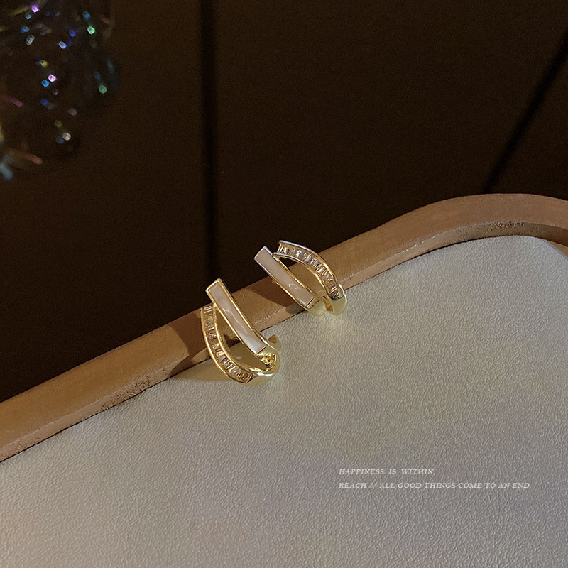 Dongdaemun, South Korea, offers a light luxury double-layer stud earrings that are fashionable, niche and elegant for women. These are high-end and stylish earrings that are popular among Internet celebrities details Picture