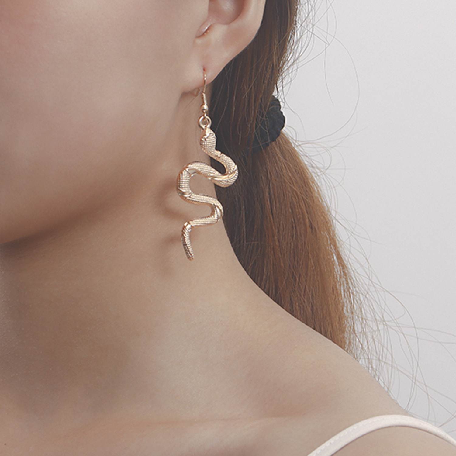 European and American trendy, rustic and cool style, retro snake ear pendants, Japanese and Korean ins snake-shaped wrap earrings and earrings, versatile for women Specification drawing