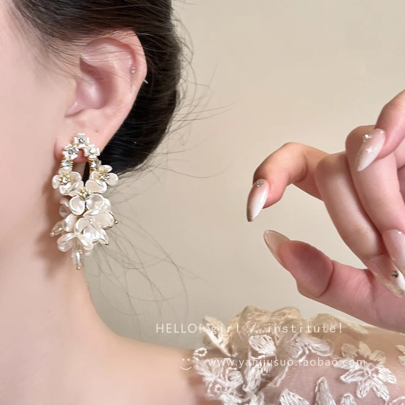 Sweet French jasmine flower earrings, super fairy-like retro earrings, high-end, light luxury, niche and elegant stud earrings wholesale Application Scenario