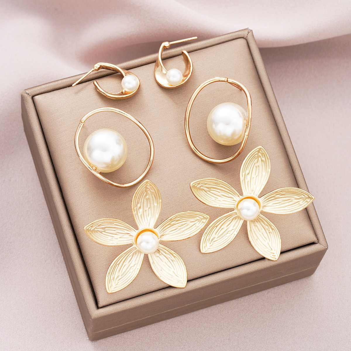 A set of 3-piece personalized and exaggerated flower-like pearl ear studs for cross-border trade from Europe and America, featuring fashionable and niche design and creative ear studs Application Scenario
