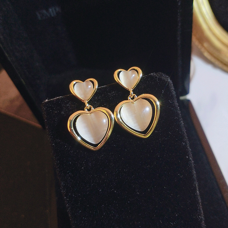 S925 Silver Needle Sexy Earrings, trendy heart-shaped stud earrings, cat's eye stone stud earrings and pendants, fashionable and retro Hong Kong-style earrings Specification drawing
