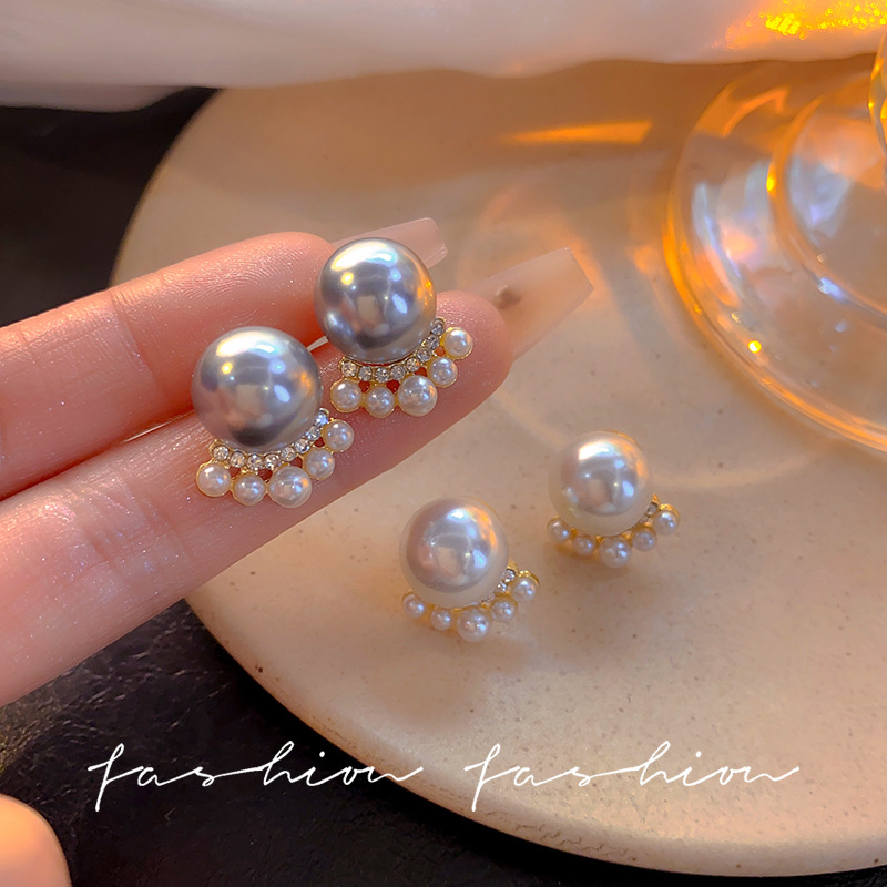 French cat paw pearl earrings for women, unique and retro stud earrings, elegant and high-end, light luxury accessories wholesale in Yiwu Specification drawing