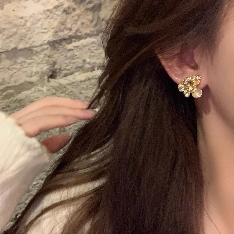 European and American retro flower silver needle stud earrings for women, a niche, light luxury and high-end look. Simple, fashionable and versatile earrings Application Scenario
