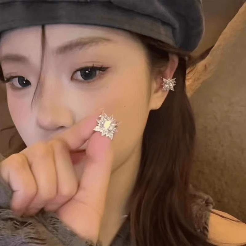 The super dazzling star ear clips exude a light luxury and high-end feel for women. There are no ear piercings. The ear bone clips are unique and niche earrings and earrings details Picture