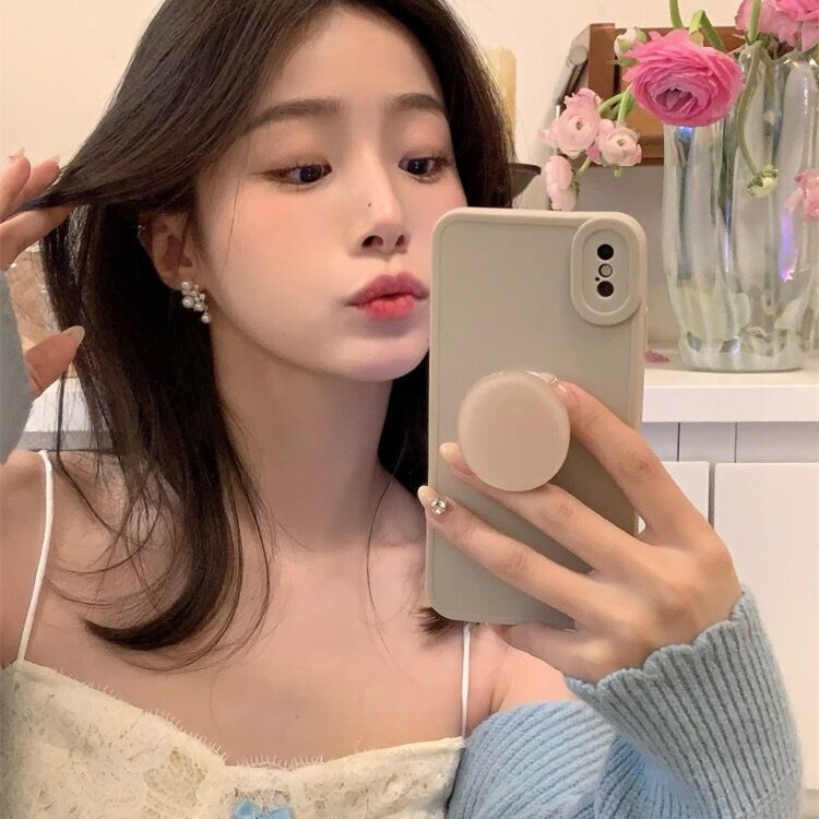 French retro style pearl earrings with a sense of high-end luxury, small grapes strung together, frequent ear studs, light luxury and niche earrings for women Application Scenario