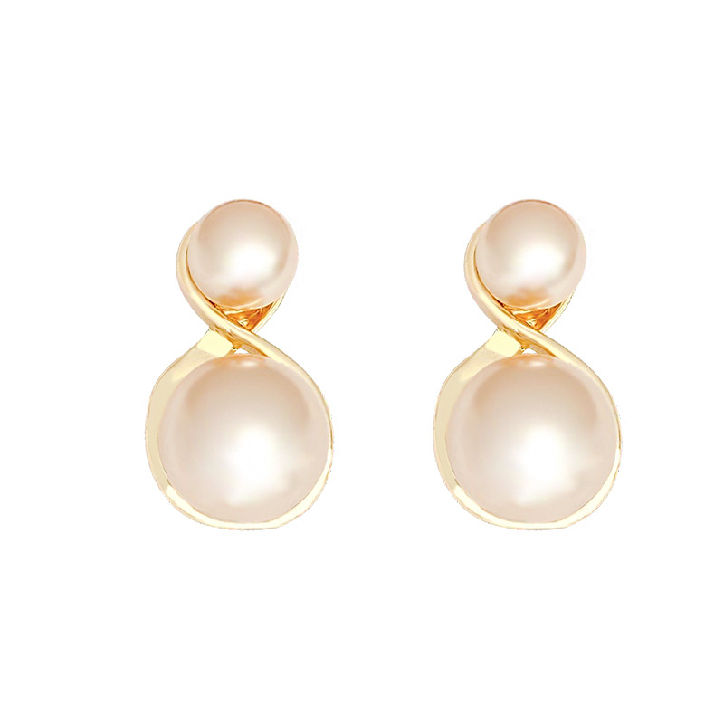 S925 Silver Needle Champagne-colored pearl stud earrings, a stylish and niche design for women, exude a sense of sophistication and is a popular commuter earring Item Picture