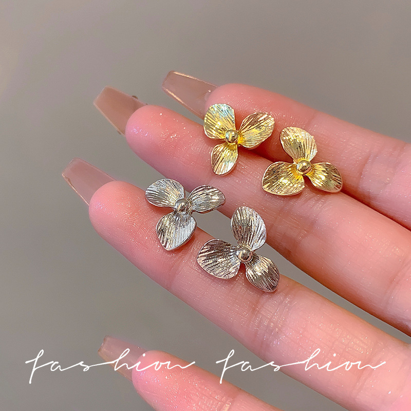 Unique and niche texture metal petal stud earrings, small, fashionable and exquisite earrings, light luxury and high-end feel, French earrings trend full figure