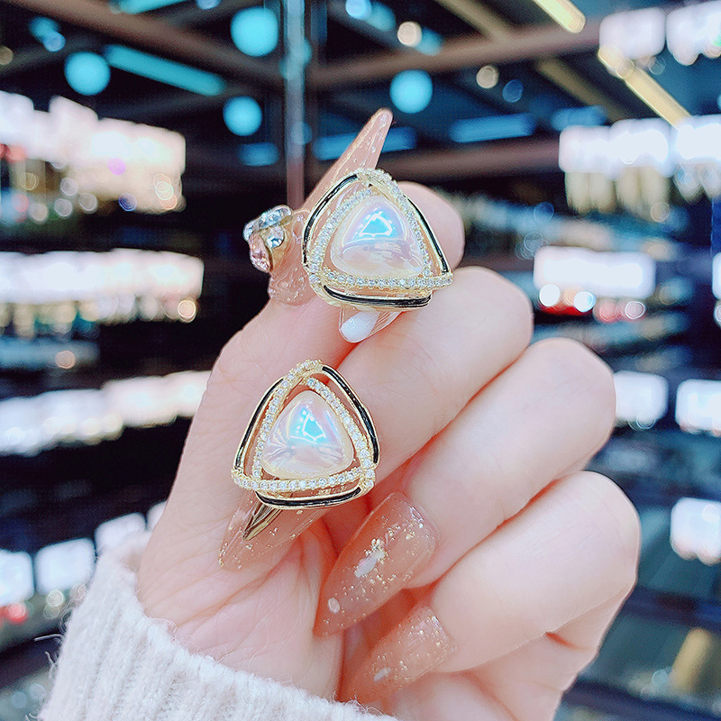 S925 Silver Needle stylish geometric triangular pearl Stud earrings, a new trendy pearl earring with a niche design sense details Picture