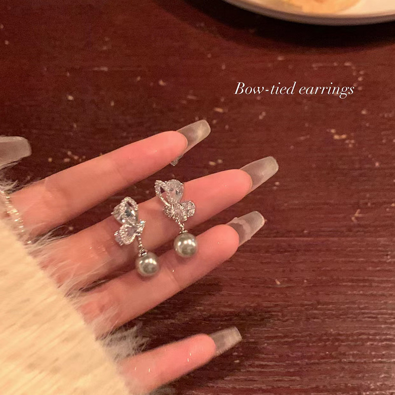Unique butterfly pearl silver needle earrings for women with a high-end feel, micro-inlay round and square face stud earrings, new design sense earrings for 2024 full figure
