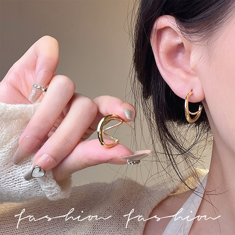 Metal personalized ear rims, cold style, circular ring, niche design sense, European and American temperament, retro C-shaped stud earrings wholesale full figure