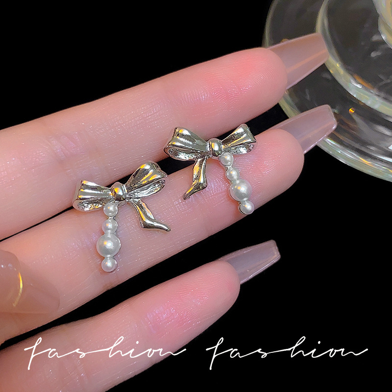 Sweet and cool pearl bow earrings, fresh, simple and exquisite stud earrings, light luxury and niche design, versatile earrings for commuting full figure