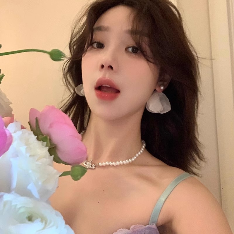 Flower pearl earrings suitable for spring and summer, a niche design for women, high-end stud earrings, light luxury, fashionable and versatile earrings Specification drawing